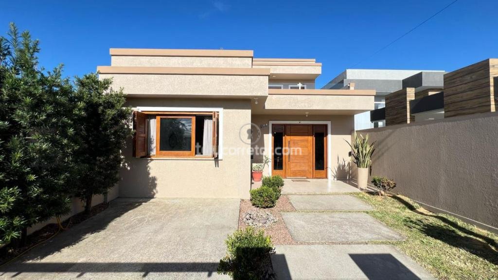 Casas / Sobrados 4 Dorm.