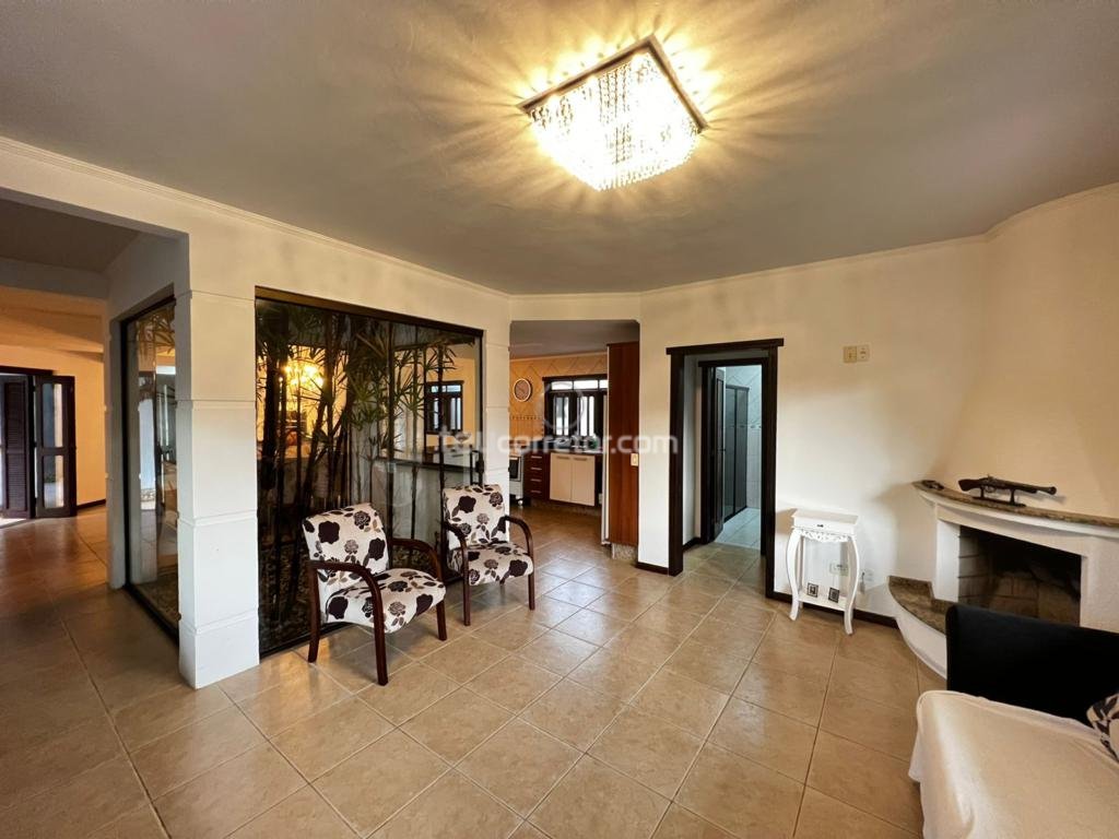 Casas / Sobrados 5 Dorm.